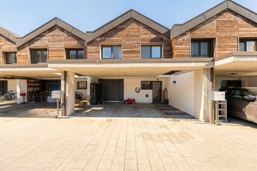 façade avec bardage horizontal, bardage en bois, property visible, et day time