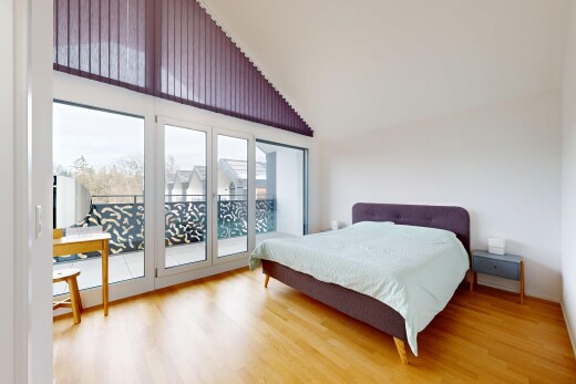 chambre avec sol en finition bois, wood finish floor, accès à l'extérieur, inside property, et lumière naturelle