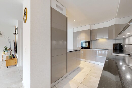 cuisine avec flat panel cabinets, armoires à panneau plat, dark countertops, inside property, et four