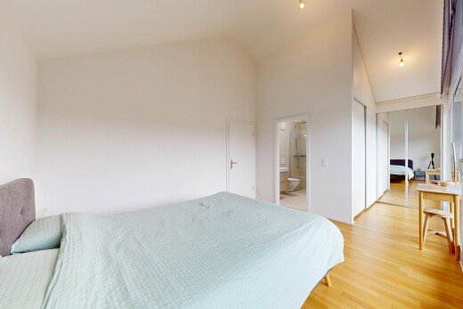 chambre avec wood finish floor, sol en finition bois, inside property, drywall, et cloison sèche