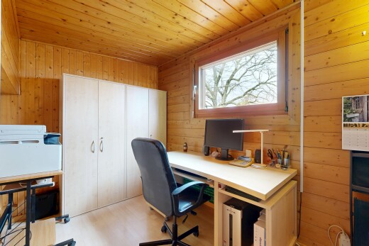 bureau avec wood ceiling, plafond en bois, wood wall, mur en bois, et natural light