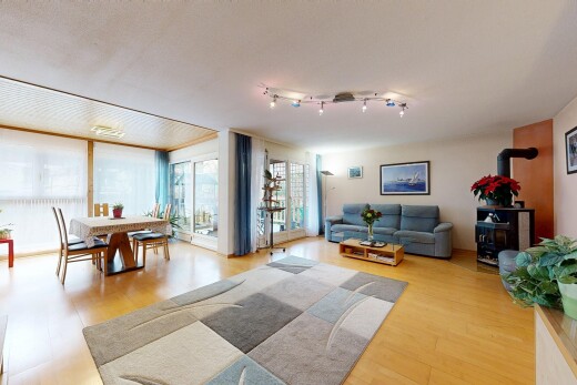 salon / salle à manger avec sol en finition bois, wood finish floor, inside property, lumière naturelle, et natural light