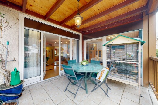 terrasse avec coin repas extérieur et property visible