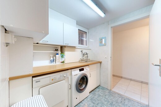 buanderie avec buanderie, lave-linge et sèche-linge, light floor, inside property, et évier