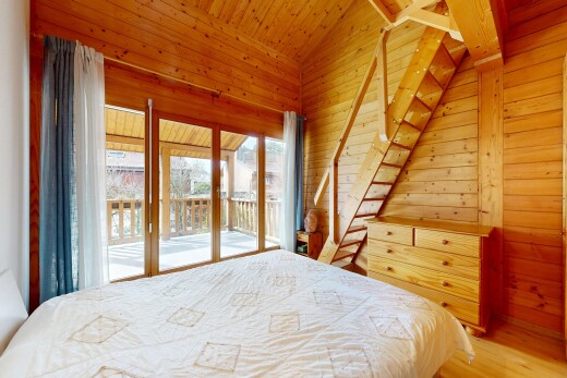chambre avec accès à l'extérieur, inside property, lumière naturelle, natural light, et mur en bois