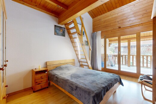 chambre avec plafond en bois, wood ceiling, inside property, sol en finition bois, et wood finish floor