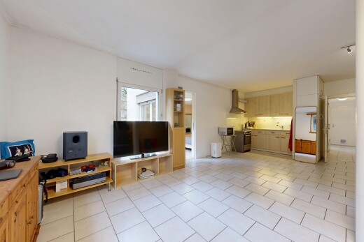 salon avec télévision, light floor, inside property, cloison sèche, et drywall
