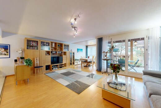 salon avec inside property, sol en finition bois, wood finish floor, cloison sèche, et drywall