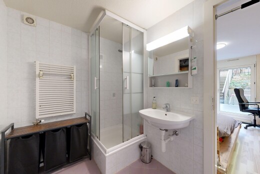 salle de bains avec mur en carrelage, tile wall, radiateur, salle de bain complète, et douche