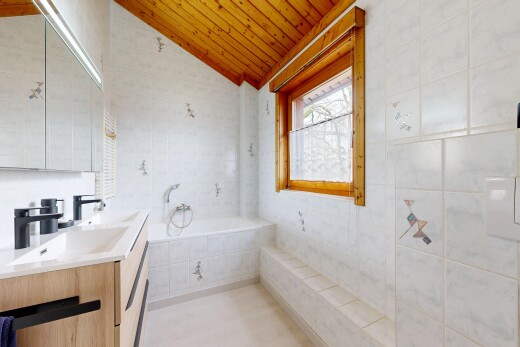 salle de bains avec salle de bain complète, miroir, bain, inside property, et lavabo (ou coiffeuse selon le contexte)