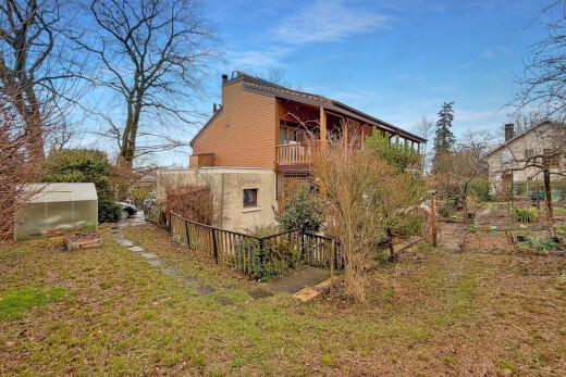 façade avec balcon, serre, structure extérieure, day time, et property visible