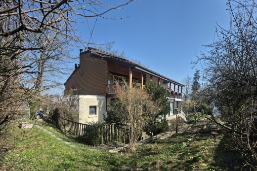 façade avec balcon, property visible, day time, bardage en stuc, et cheminée