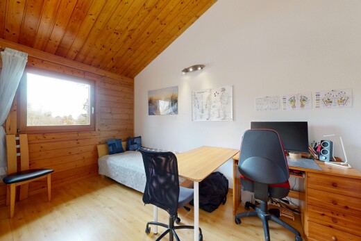 bureau avec wood wall, mur en bois, inside property, wood ceiling, et télévision