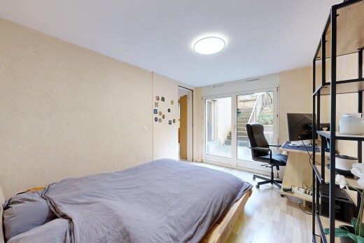 chambre avec espace bureau, inside property, accès à l'extérieur, natural light, et lumière naturelle