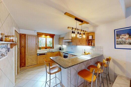 cuisine avec kitchen peninsula, péninsule de cuisine, open shelves, étagères ouvertes, et pendant lighting