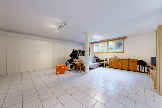 salon avec sous-sol, lumière naturelle, natural light, inside property, et light floor