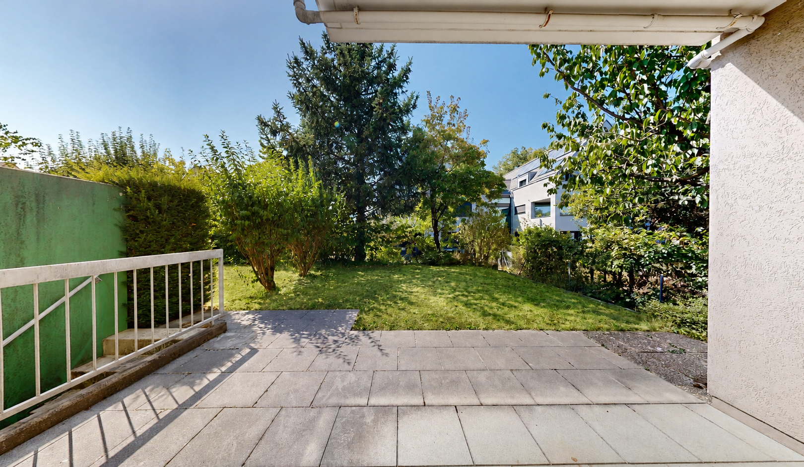 garten mit terrasse, rasen, day time, und from property