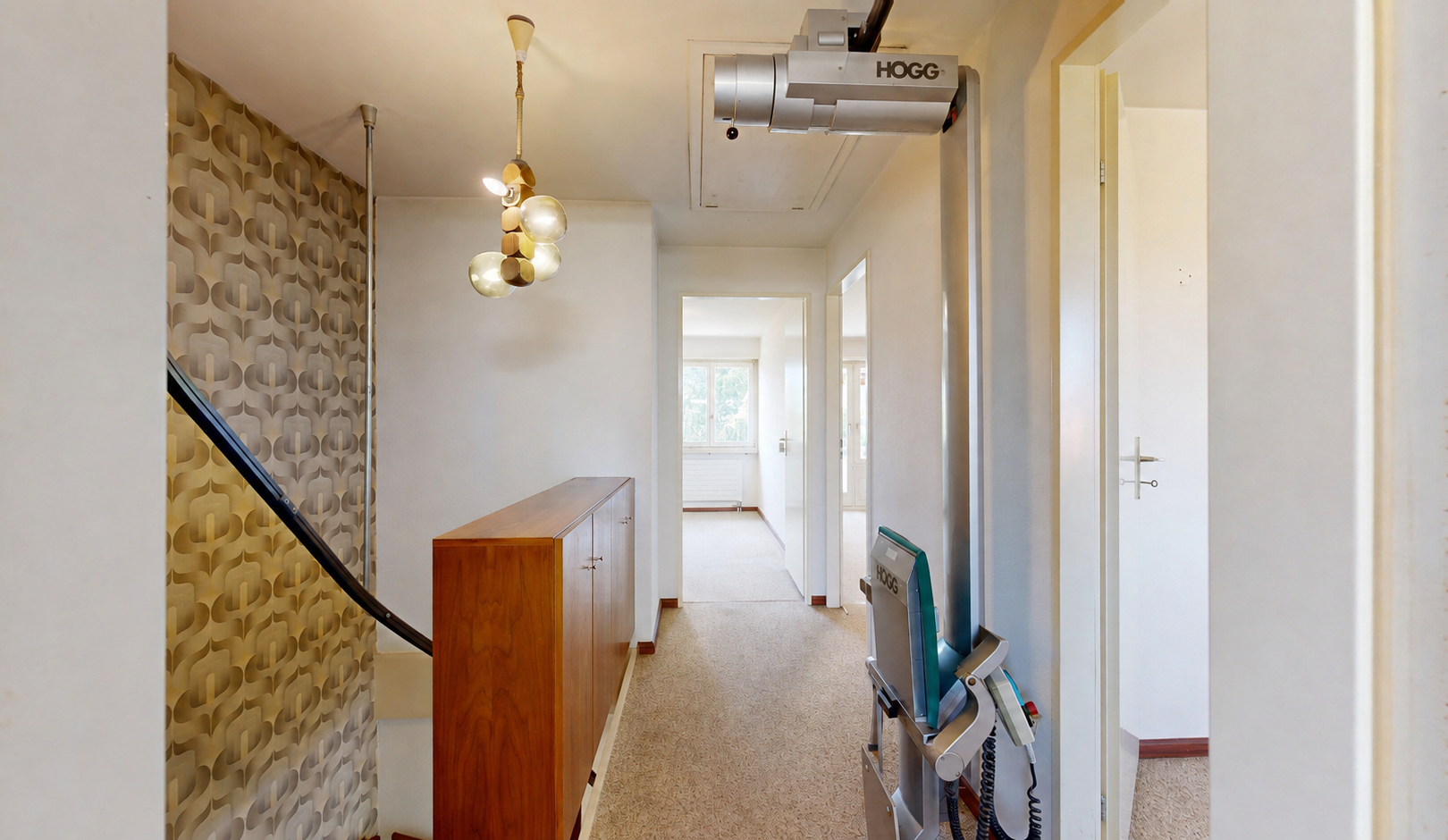 halle / korridor mit treppen, klapptreppe, drywall, gipskartonwand, und pendelleuchte
