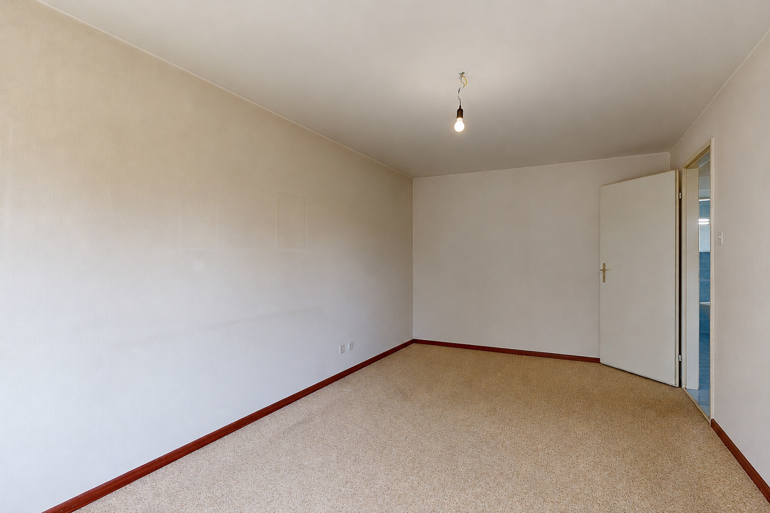 leerer raum mit gipskartonwand, drywall, teppich, carpet, und sockelleisten
