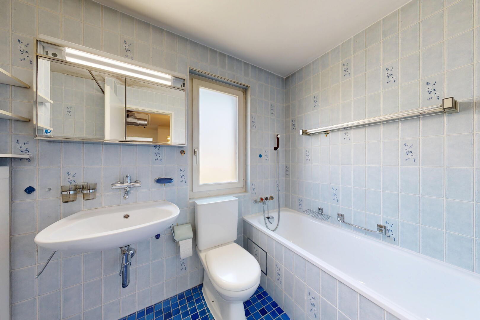 bad mit tile wall, fliesenwand, komplettes badezimmer, spiegel, und toilette