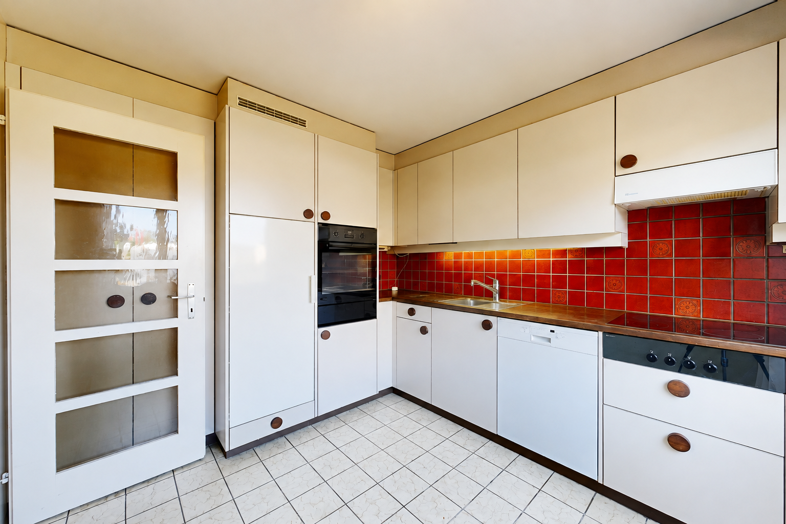 küche mit küchenrückwand beim herd, küchenrückwand beim Herd, dark countertops, arbeitsplatten, und dunstabzugshaube