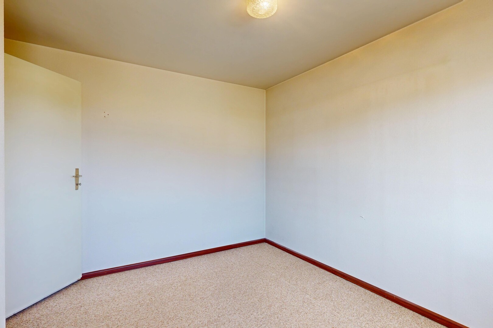 leerer raum mit gipskartonwand, drywall, teppich, carpet, und sockelleisten