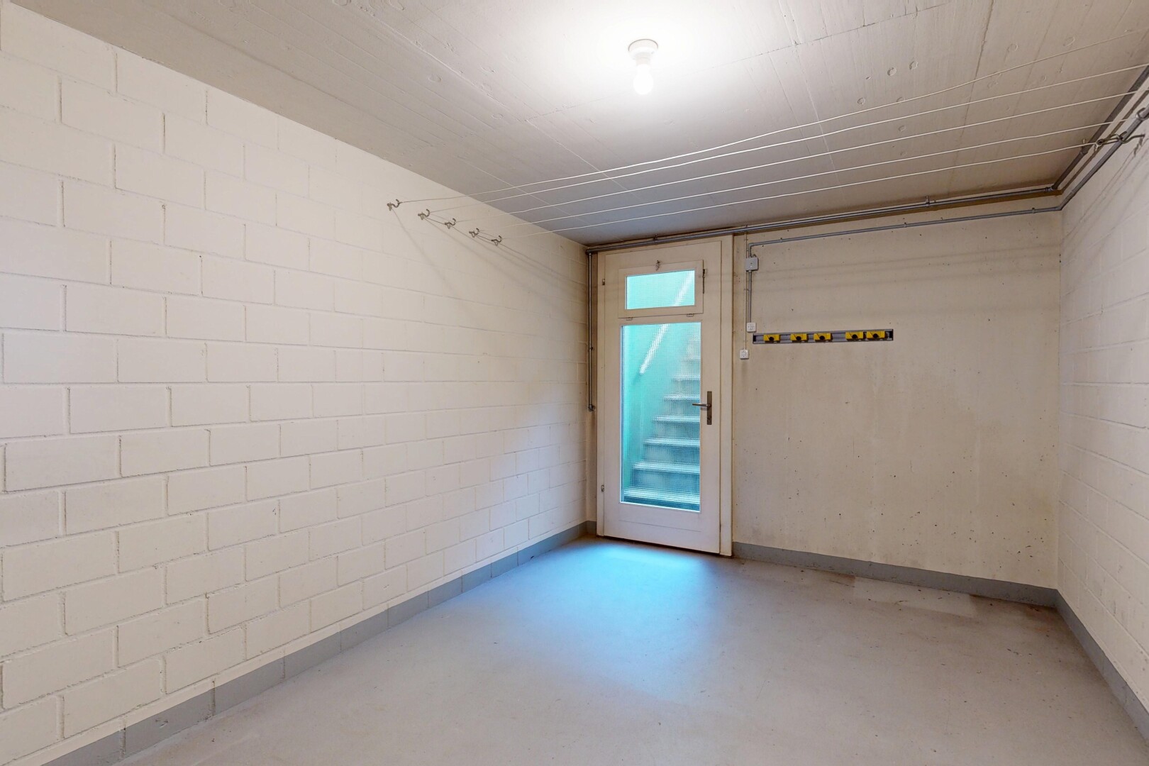 leerer raum mit betonblockwand, concrete block wall, betonboden, concrete floor, und finished concrete floor