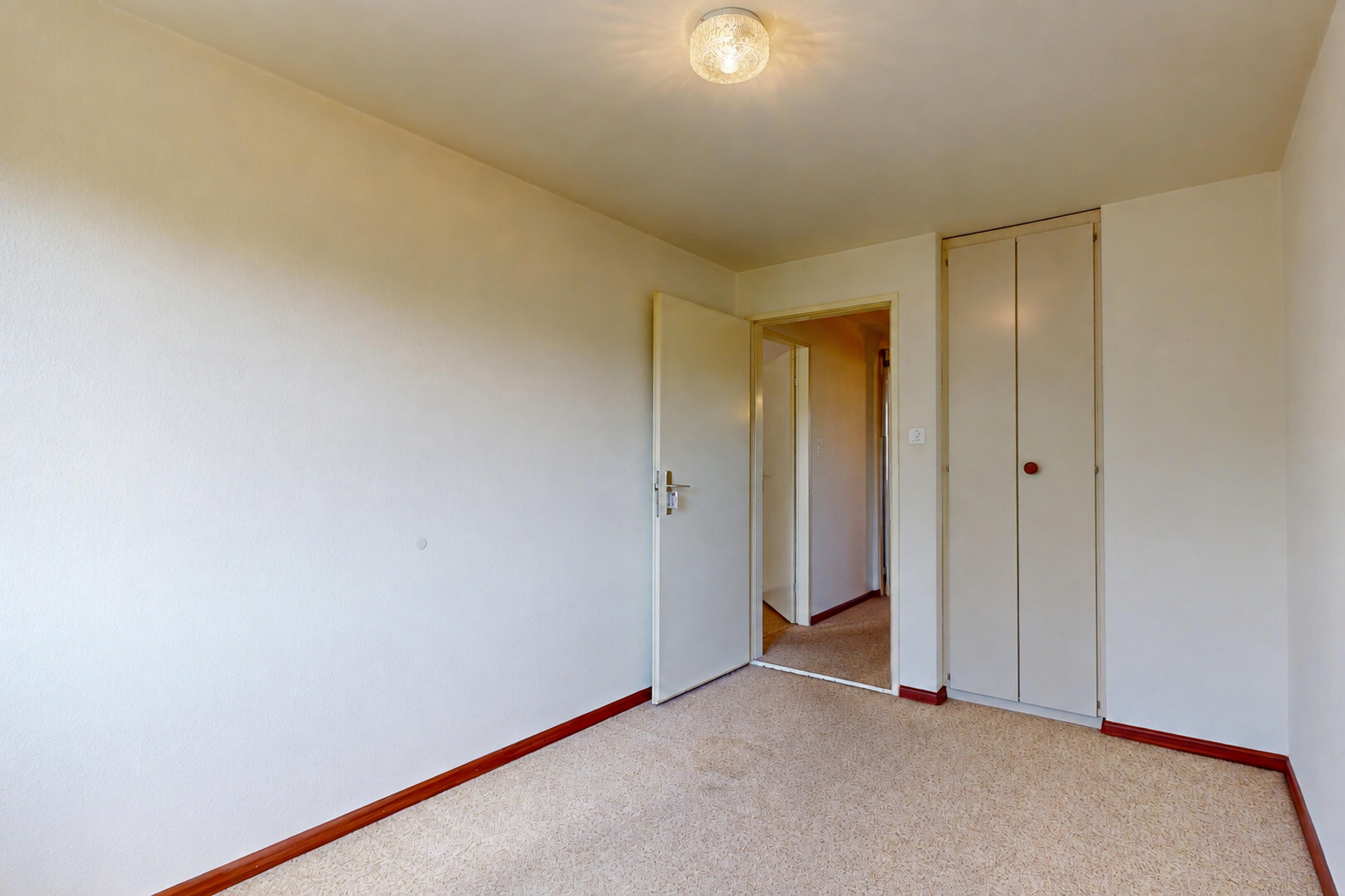 leerer raum mit kleiderschrank, teppich, carpet, gipskartonwand, und drywall