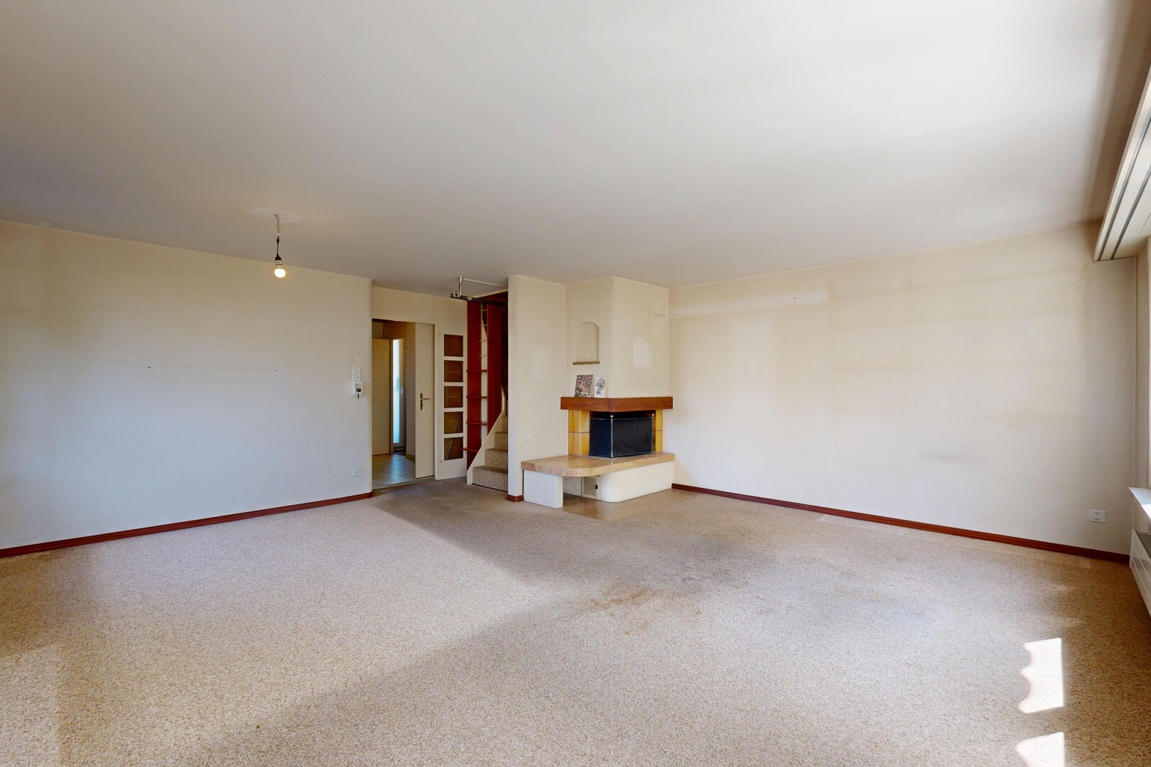 wohnzimmer mit gipskartonwand, drywall, kamin, teppich, und carpet
