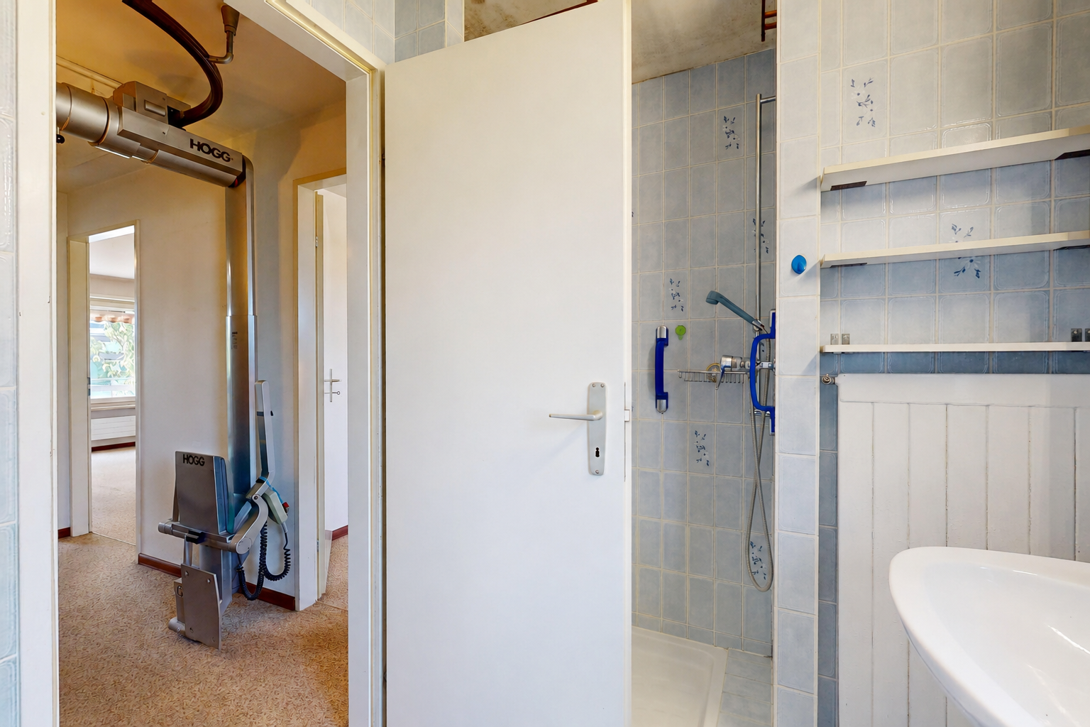 bad mit dusche, komplettes badezimmer, waschbecken, und inside property