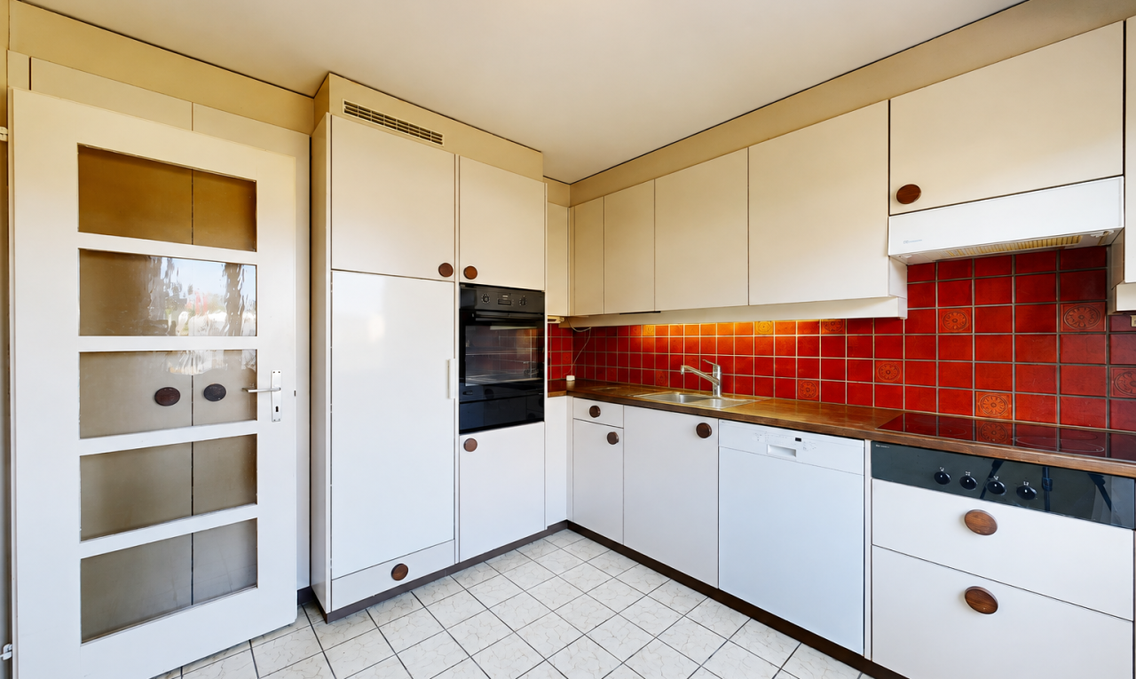 küche mit küchenrückwand beim herd, küchenrückwand beim Herd, dark countertops, arbeitsplatten, und dunstabzugshaube