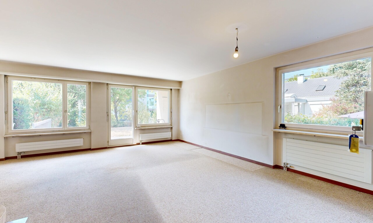 leerer raum mit kühler, pendelleuchte, gipskartonwand, drywall, und natürliches licht