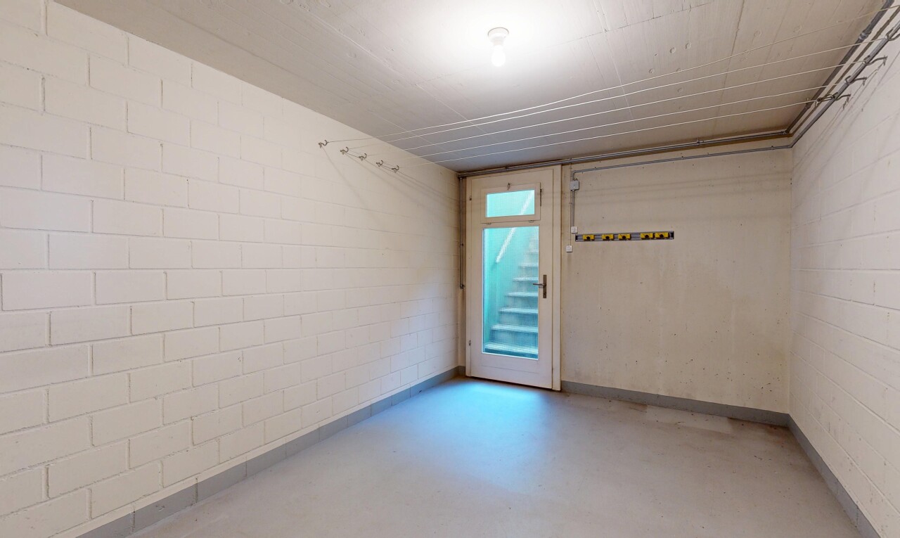 leerer raum mit betonblockwand, concrete block wall, betonboden, concrete floor, und finished concrete floor
