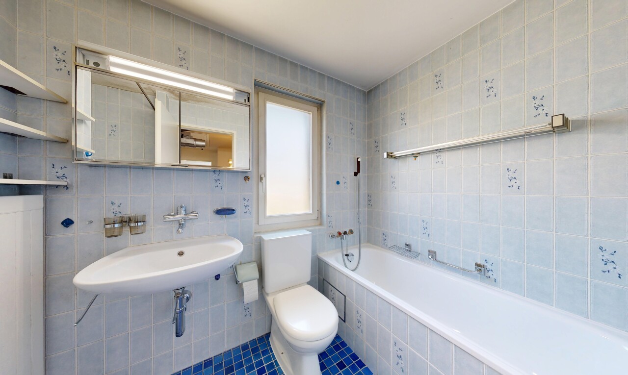 bad mit tile wall, fliesenwand, komplettes badezimmer, spiegel, und toilette