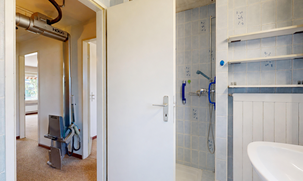 bad mit dusche, komplettes badezimmer, waschbecken, und inside property