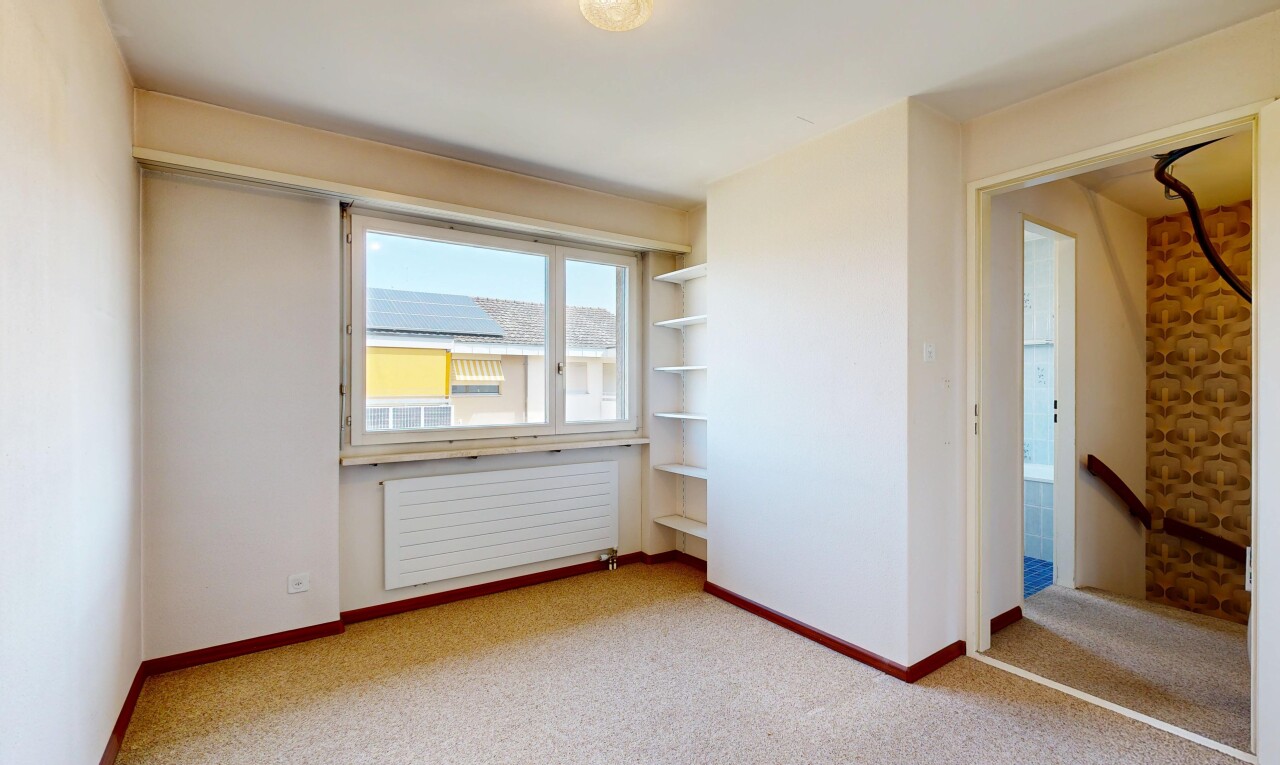 leerer raum mit kühler, gipskartonwand, drywall, teppich, und carpet