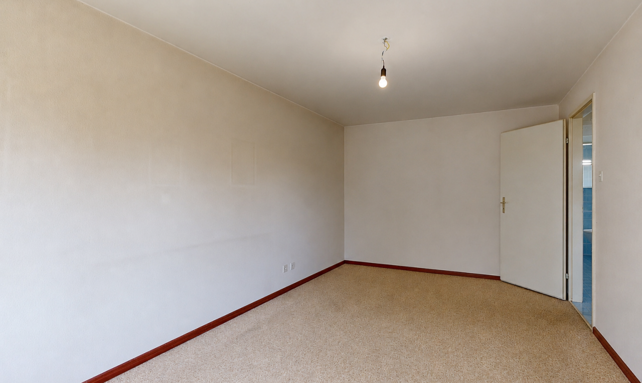 leerer raum mit gipskartonwand, drywall, teppich, carpet, und sockelleisten