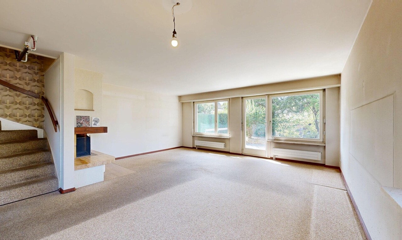 leerer raum mit carpet, teppich, carpet stairs, treppen, und drywall