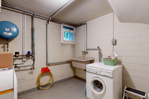 wäschekammer mit tumbler, natürliches licht, wasserausdehnungsbehälter, keller, und waschbecken