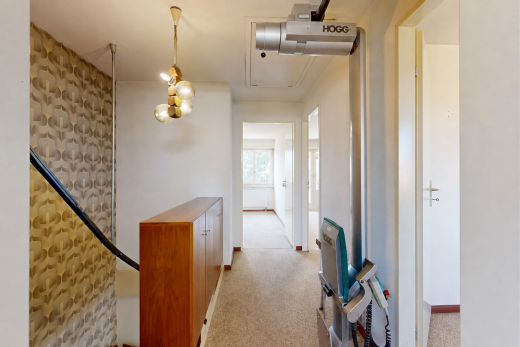 halle / korridor mit treppen, klapptreppe, drywall, gipskartonwand, und pendelleuchte