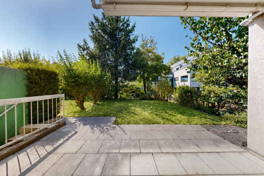 garten mit terrasse, rasen, day time, und from property