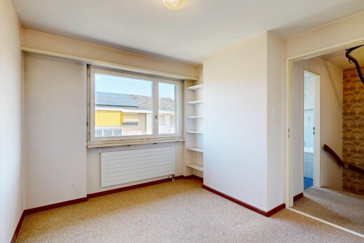 leerer raum mit kühler, gipskartonwand, drywall, teppich, und carpet