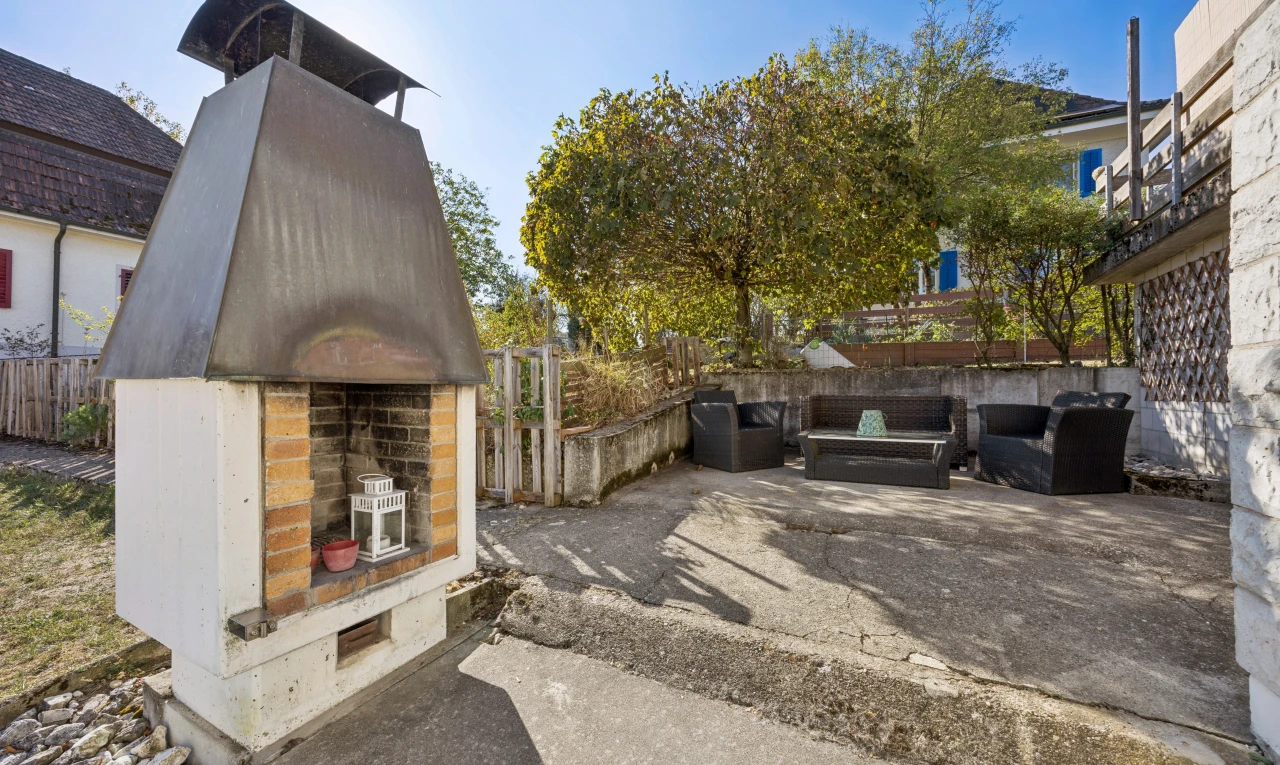 terrasse avec clôture, day time, terrasse, puits, et espace de vie extérieur