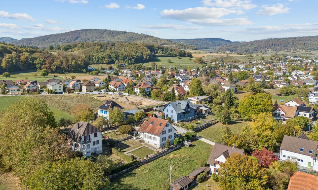 vue sur la montagne avec day time, neighborhood view, mountain view, vue sur la montagne, et residential view