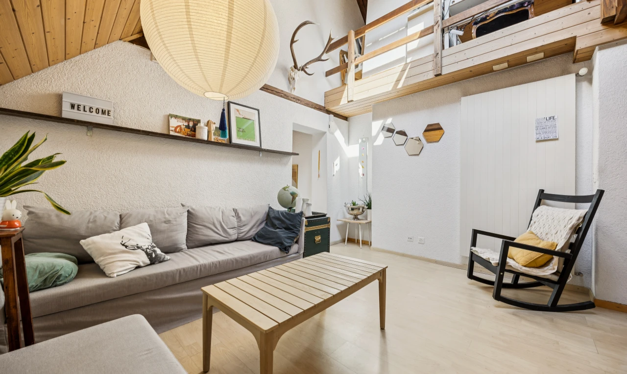 salon avec wood finish floor, sol en finition bois, high end ceiling, high ceiling, et plafond haut