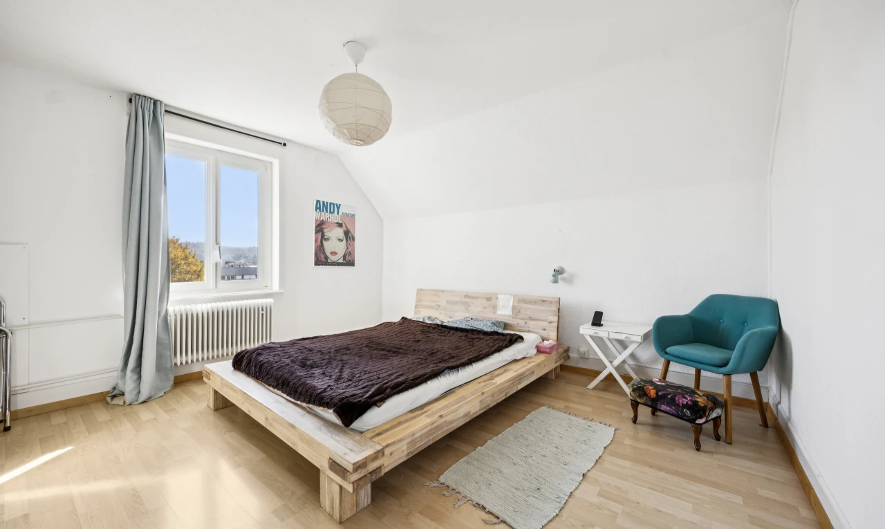 chambre avec day time, radiateur, plafond voûté, vaulted ceiling, et pièce supplémentaire