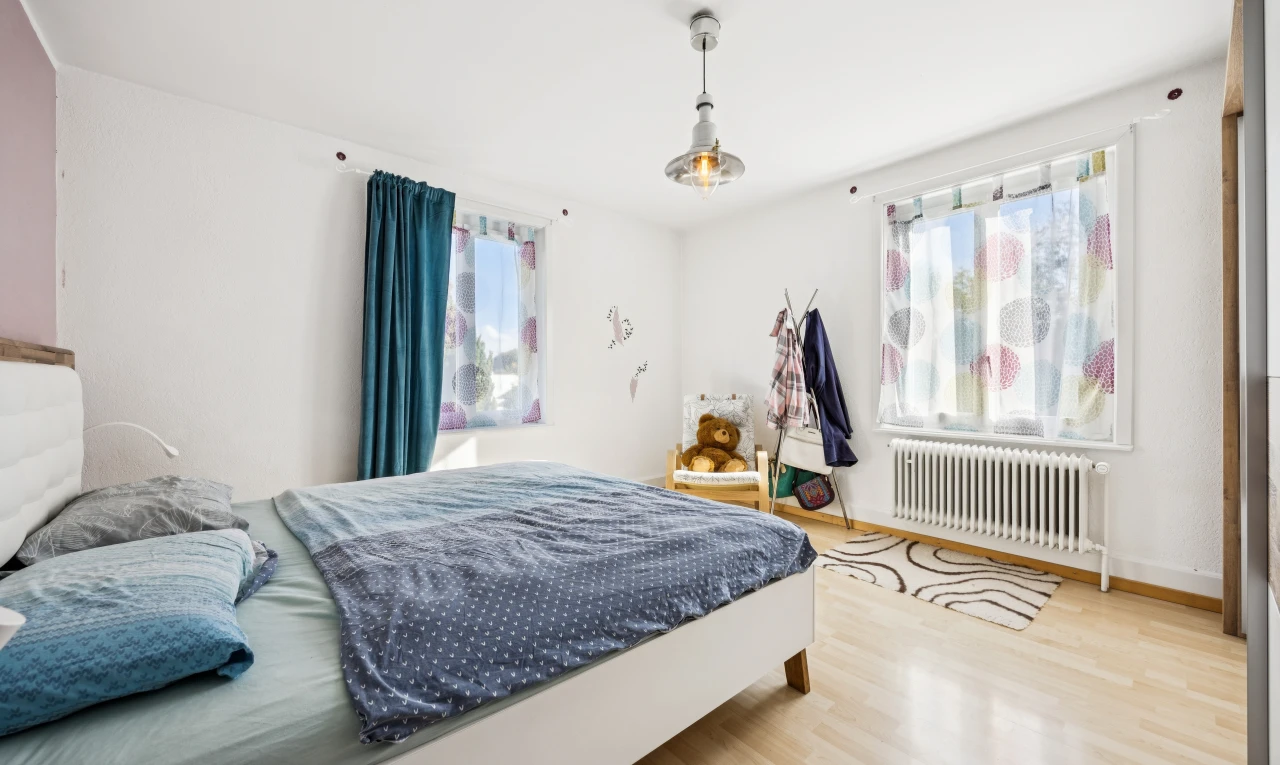 chambre avec drywall, cloison sèche, wood finish floor, sol en finition bois, et radiateur