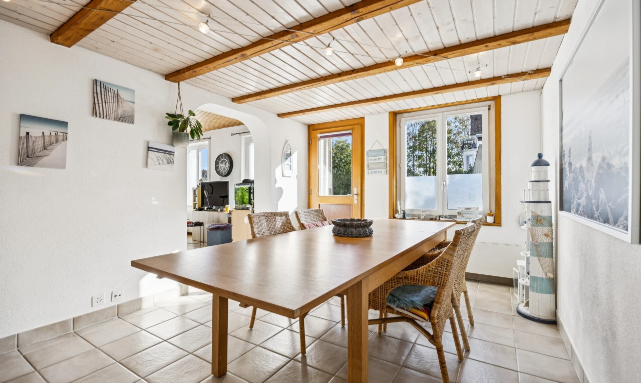 salle à manger avec passages en arc, accès à l'extérieur, wood ceiling, plafond en bois, et beamed ceiling
