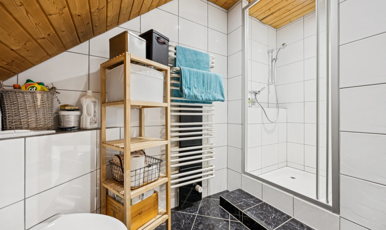 salle de bains avec chauffe-serviettes, douche, salle de bain complète, wood ceiling, et plafond en bois