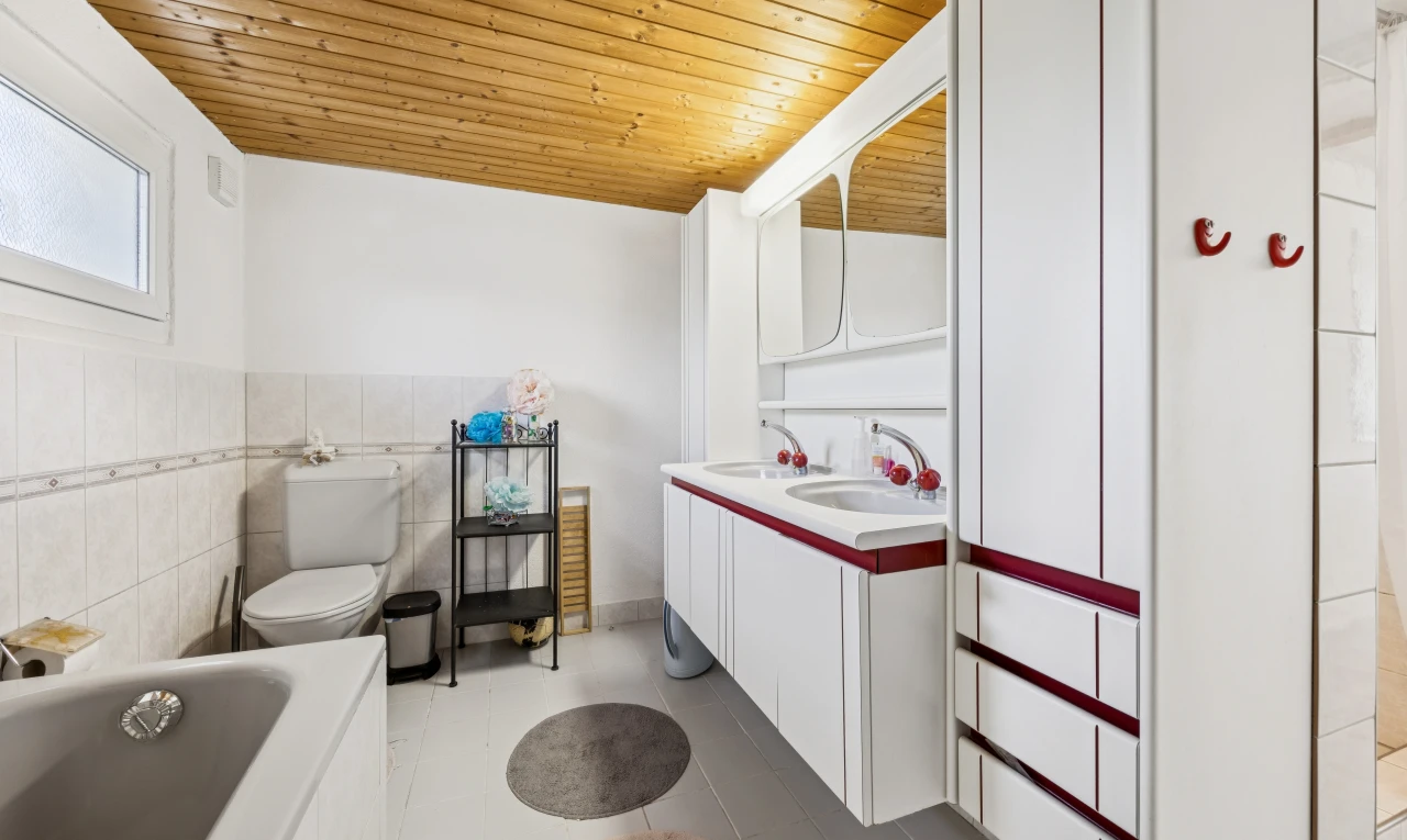 salle de bains avec salle de bain complète, miroir, double vasque, wood ceiling, et plafond en bois